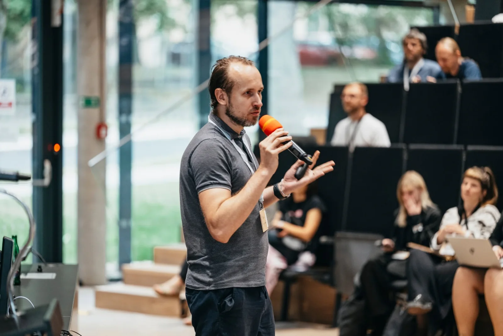 Jakub Roh při diskusi na konferenci
